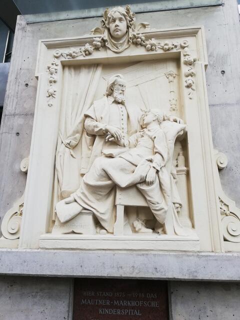 Das Relief Krankenbesuch in der Baumgasse 75 auf der Landstraße. | Foto: Rosemarie