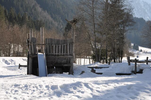 Neben zahlreichen Attraktionen für Kinder (Schaukeln, Reifenschaukel, Rutschen, "Kletterwand“) gibt es hier einen See und Jausenstationen bzw. Restaurants, die nur rund 10-15 Gehminuten entfernt sind | Foto: Kapferer