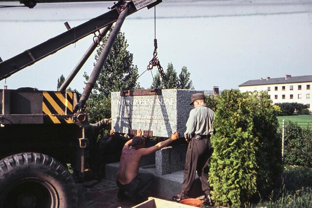 1967 wurde der Gedenkstein am Areal der Kaserne aufgebaut. | Foto: Christian Kickenweiz