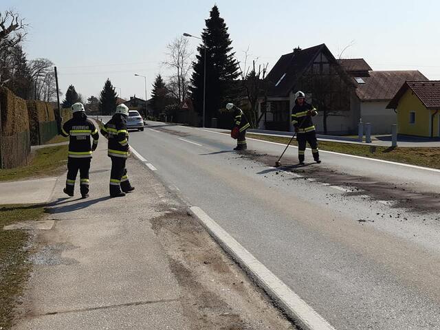 Ein Traktor hatte die B70 verschmutzt, rund 200 Meter mussten gebunden und gereinigt werden. | Foto: FF Söding