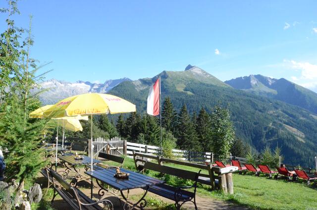Der gemütliche Gastgarten der Poserhöhe mit wundervollem Ausblick auf das Gasteiner Tal.