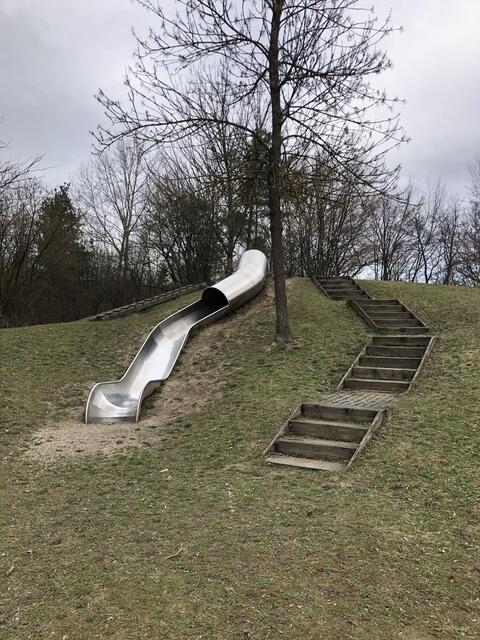 Tunnelrutsche am Spielplatz Harland.