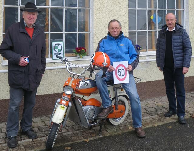 Gerhard Ordosch auf seiner Puch DS 50 V (Mitte) mit dem damaligen Verkäufer Willi Sumereder (l.) und Johann Reiter (r.). | Foto: Reiter