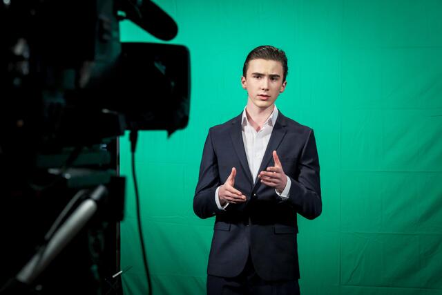 Vor laufender Kamera gibt er Kanzler Sebastian Kurz ab ... | Foto: ORF/Hans Leitner