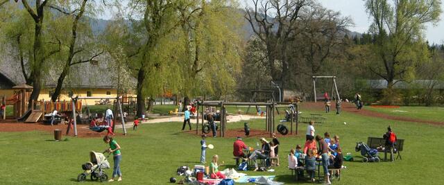 Mit 8.000 m² wohl der größte und für manche schönster Spielplatz Salzburgs. Der Spielplatz in Hellbrunn bietet inmitten eines Weidenhains, eine weitläufige Spiel- und Liegewiese. Zusätzlich Streetball (Basketball) und WC-Anlagen.