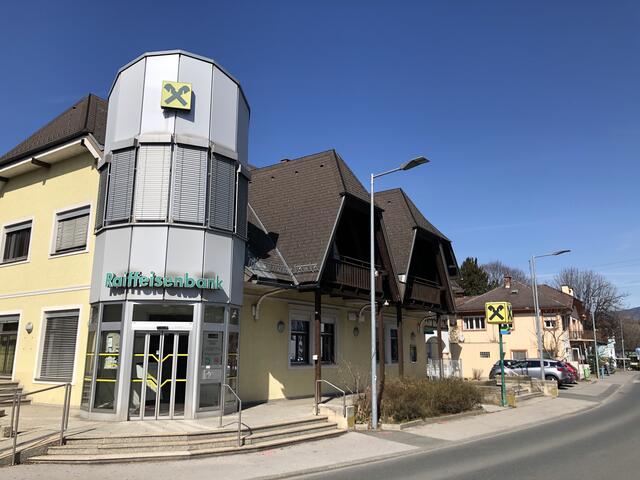 Bis zur Fertigstellung des neuen Regionalcenters direkt nebenan bleibt die derzeitige Filiale bestehen. Nach dem Umzug soll an ihrer Stelle eine weitläufige Freifläche mit Bauernmarktoption entstehen. | Foto: WOCHE