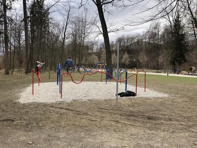 Für die größeren Kinder zum Klettern und Trainieren - Spielplatz Böheimkirchen.