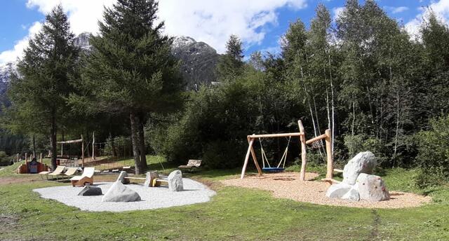 Direkt am beliebten Rad- und Spazierweg in Trins, unweit vom Fußballplatz und dem Zentralalpenstellplatz direkt am Landschaftsteich befindet sich der Energiespielplatz in Trins (Wipptaler Themenspielpatz). | Foto: Kapferer