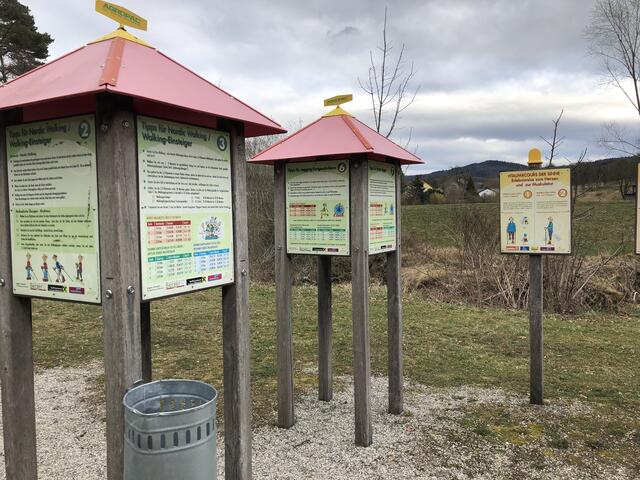 Hier wird der Vitalparcour der Sinne erklärt. Spielplatz Wilhelmsburg.