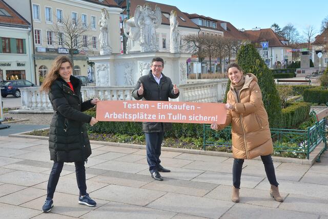 Bürgermeister Mag. Peter Eisenschenk, Rosenarcade-Centermanagerin Mag. Katharina Gfrerer und Nina Stift am Tullner Hauptplatz, wo nach dem Ende der Osterruhe eine Teststraße eingerichtet werden soll, um das Einkaufen zu erleichtern. | Foto: Stadtgemeinde Tulln