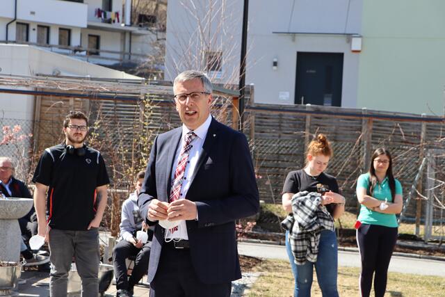 Schwazer zum Abschied von den SchülerInnen: "Mit jungen und so motivierten Leuten wie euch zu arbeiten war jeden Tag eine Freude für mich!" | Foto: Siegele