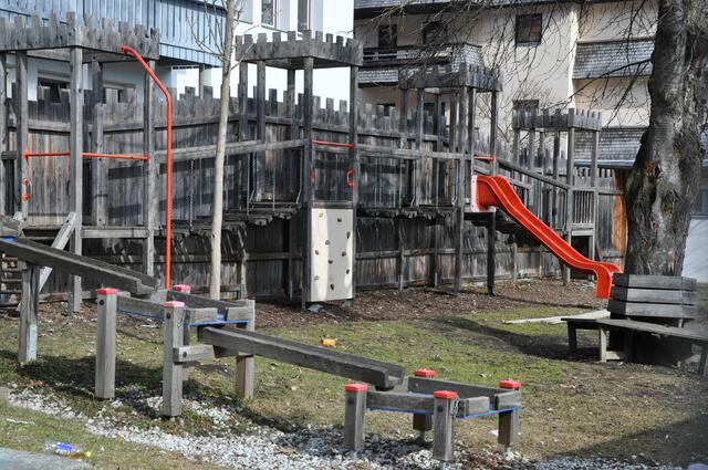 Mit Spiel- und Turngeräten, Wasserspiele und Holzburgen bleibt hier eigentlich kein Kinderwunsch unerfüllt.  | Foto: Kapferer