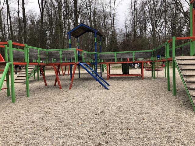 Kletterpark am Spielplatz im Stadtwald von St. Pölten.