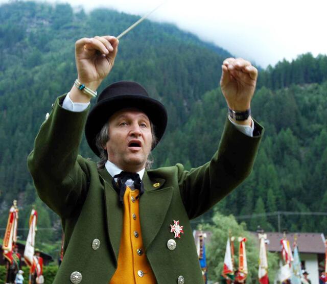 Landeskapellmeister Rudi Pascher hat derzeit nichts zu dirigieren. Die Blasmusik steht still und sieht schweren Zeiten entgegen. | Foto: privat