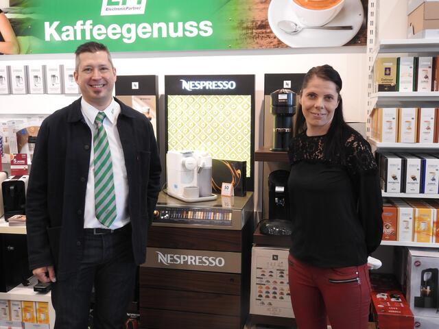 
Georg Hus und Bianca Adlassnig am neuen Standort von EP: Hus im City Center in Völkermarkt, der am 26. März offiziell eröffnet wurde. | Foto: RMK