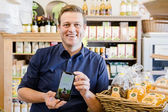 Landesrat Kaineder empfiehlt dem Osterhasen regional einzukaufen. Mit der Gutes Finden-App kann man nachhaltige Produkte und Angebote in der Umgebung finden.