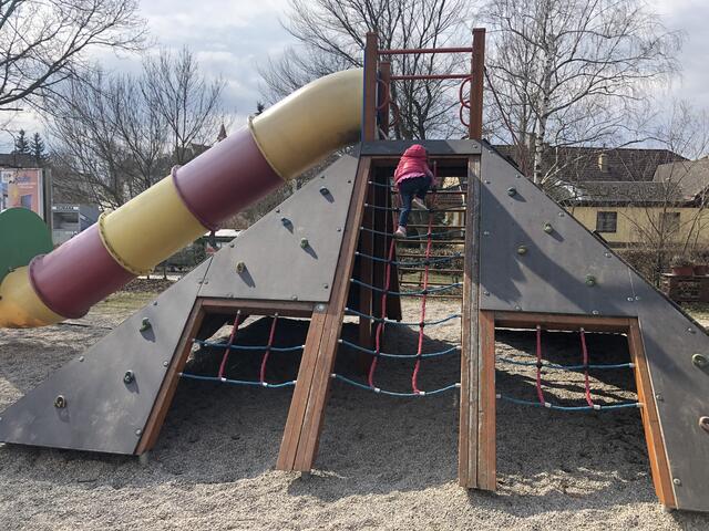 Kletterpyramide am Spielplatz Neidling