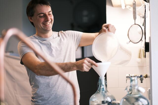Elf Zutaten kommen in den "Teuchtler Gin". Roman Scheuringer legt bei seinem Produkt Wert auf biologische Zutaten. | Foto: Fotografie Wochermayr