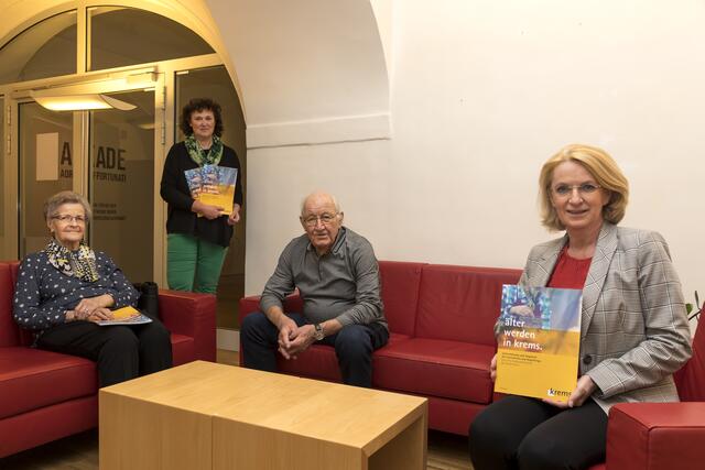 Vizebürgermeisterin Eva Hollerer und Ulrike Rautner-Reiter präsentieren die neue Broschüre „Älter werden in Krems“. Maria Dietz und Leopold Dorner sind die ersten, die sie in Händen halten.