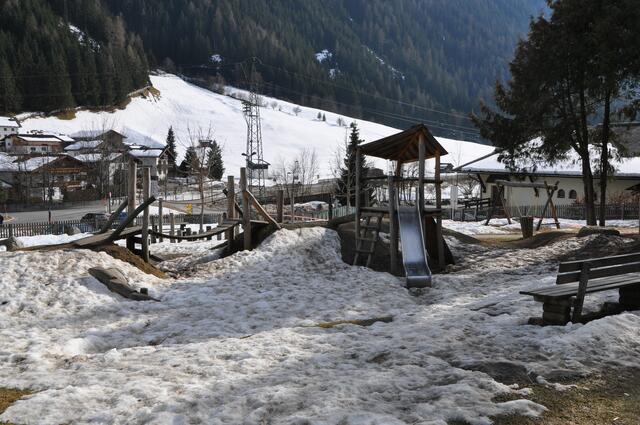 Der Spielplatz in Milders bietet mit Schaukeln, Reifenschaukel, Rutschen, „Drehspiel“ mit einigen Sitzen und mit einer „Kletterwand“ eine umfangreiche Auswahl. | Foto: Kapferer