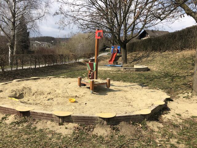 Sandkiste mit Kettenzug am Spielplatz Neidling.