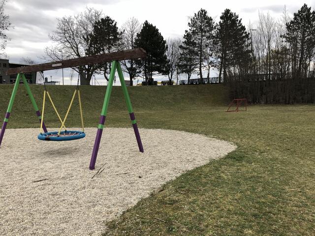 Es gibt auch genügend Platz zum Fußballspielen am Spielplatz in St. Georgen am Steinfelde.