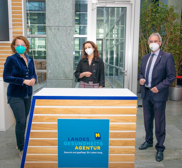 Landesrätin Christiane Teschl-Hofmeister, Direktorin Jasmin Schaden, Präsident des NÖ Landtages Karl Wilfing. | Foto: Kraus