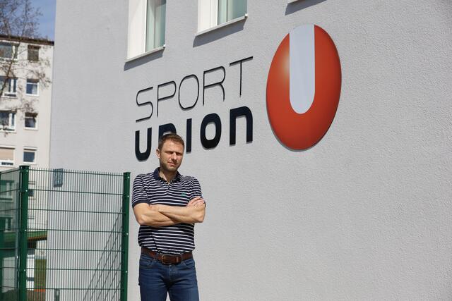 Mario Hieblinger hofft auf eine baldige Wegfindung, denn die Vereine im Fußball-Unterhaus hängen in den Fäden. | Foto: Reischl