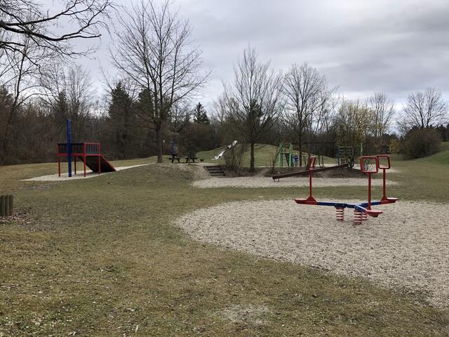 Weitläufig, mit verschiedenen Spielgeräten, ist der Spielplatz Harland.