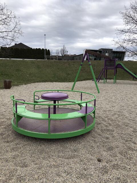 Die Farben lila und grün dominieren den schönen gepflegten Spielplatz in St. Georgen am Steinfelde.