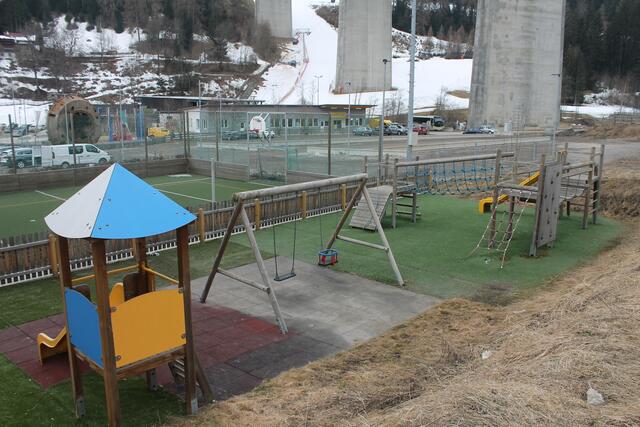 Die Spielanlage direkt beim JUVA Hotel Wipptal ist ein öffentlicher Spielplatz. | Foto: Demir