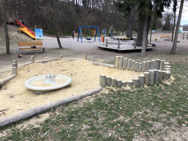 Verschiedene Spielgeräte warten auf die Kids am Spielplatz in Böheimkirchen.