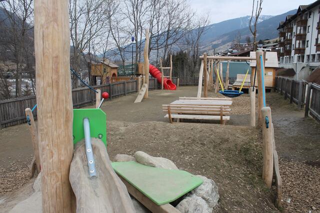 Der Spielplatz in der Haslachsiedlung in Pfons erfüllt alles, was das Kinderherz begehrt. | Foto: Demir