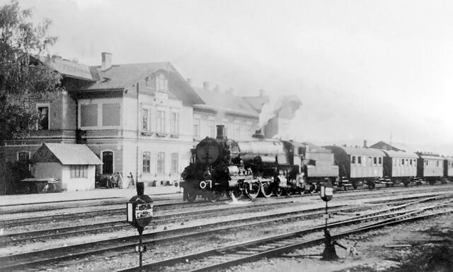 Aus der Zeit vor 1918 stammt diese historische Aufnahme einer der legendären Schnellzugloks vom Typ 310 im Bahnhof Summerau. | Foto: Bahnhofschronik Summerau/RMG