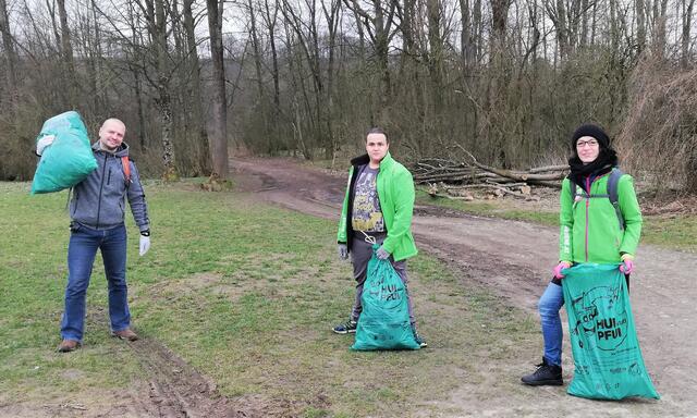 Thomas Rammerstorfer, Alessandro Schatzmann und Miriam Faber bei der Flurreinigung an den Welser Traunauen (v.l.) | Foto: Die Grünen Wels
