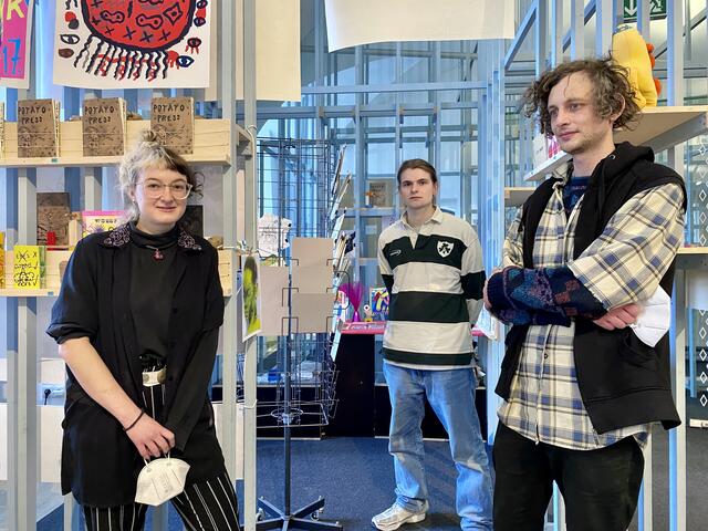 Das Linzer Künstler*innenkollektiv "Potato Publishing" betreut im Rahmen des Next Comic Festivals eine offene Risographie-Werkstätte im Atelierhaus Salzamt. Im Bild ein Teil des Kollektivs: Sarah, Mo und Paul (von links). | Foto: BRS/Gschwandtner