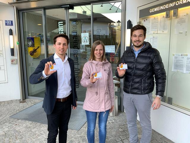GV Philipp Gaugl, GRin Anna Weber, GR Matthias Einkemmer präsentieren die künfitge Bürgerkarte in der Gemeinde Absam. | Foto: ZUKA