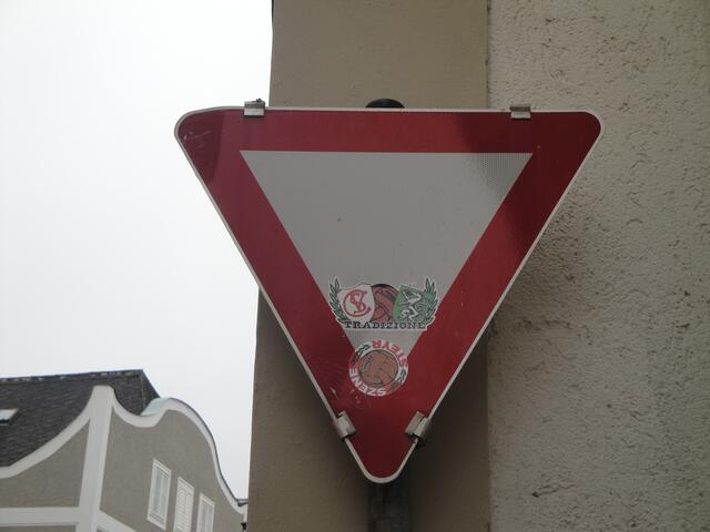 „Pickerl“ auf Verkehrszeichen können für Verkehrsteilnehmer gefährlich werden. Wer beim bekleben erwischt wird, muss mit hohen Strafen rechnen. | Foto: Kommunalbetriebe Steyr
