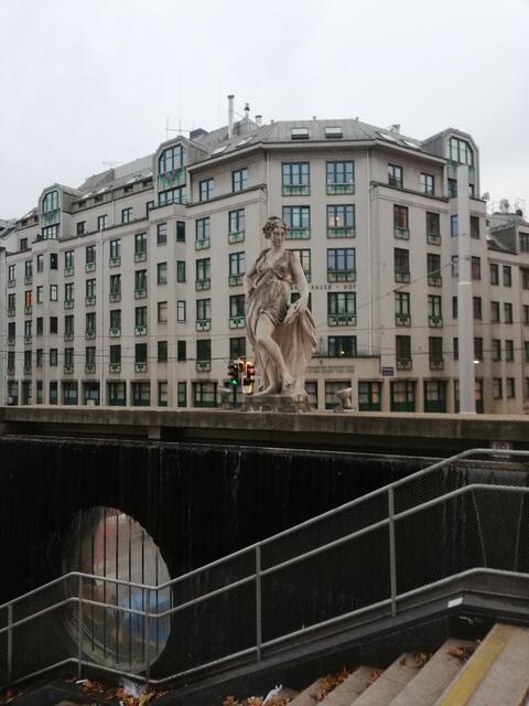 Eine von vier Barockstatuen am Fritz Grünbaum Platz in Mariahilf. | Foto: Rosemarie