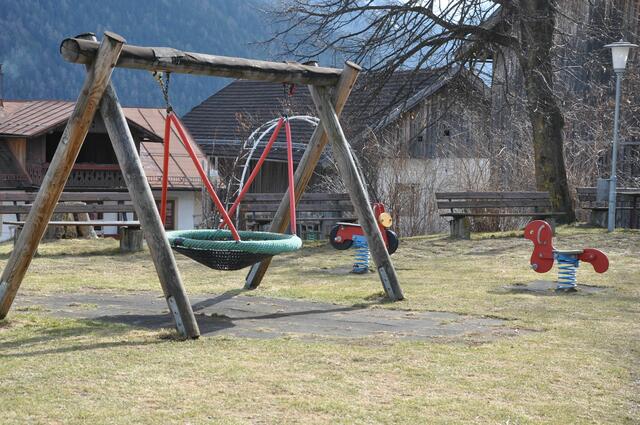 Neben einer Schaukel, einer Wippe, Balanciermöglichkeiten, einer Rutsche und einer Vogelnestschaukel gibt es einen Brunnen, der für Wasserspiele einlädt. | Foto: Kapferer