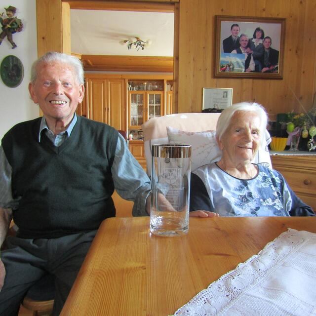 Rupert und Johanna Kaml mit dem Ehrenbecher der Gemeinde Flachau, den Bürgermeister Thomas Oberreiter zur Diamantenen Hochzeit überreichte.  | Foto: Gde. Flachau