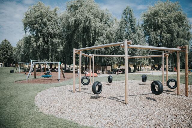 Der Spielplatz in Hellbrunn bietet viel Bewegungsraum.