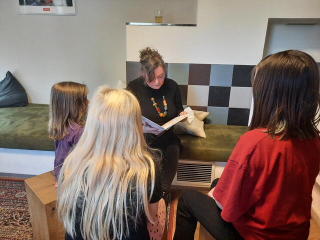 Die Illustratorin, Martina Stöckl zu Besuch in der "Pro Juventute Mikado". | Foto: Pro Juventute