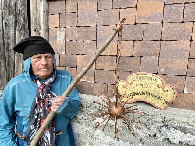 „Im Mesnerhaus hört der Spaß nie auf!" – Anton Lutz hat mit seinen 82 Jahren trotz Corona nicht den Humor verloren und einen „Corona Virus Morgenstern" geschmiedet, um den Angriff britischer Mutationen abwehren zu können.  | Foto: Lutz