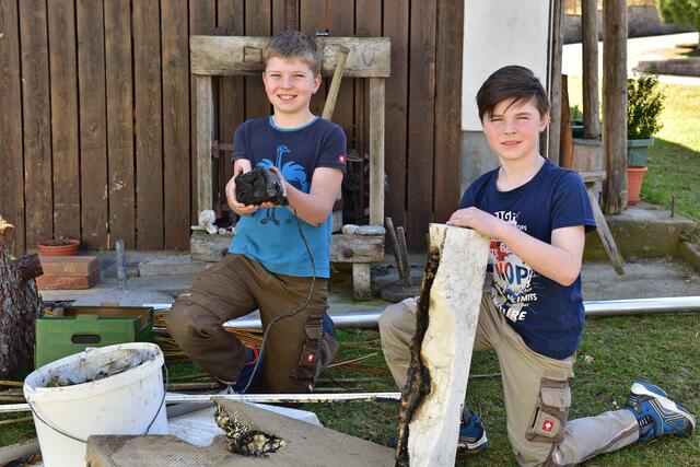 Die Buben mit den angeschmorten Teilen. | Foto: Wolfgang Spitzbart