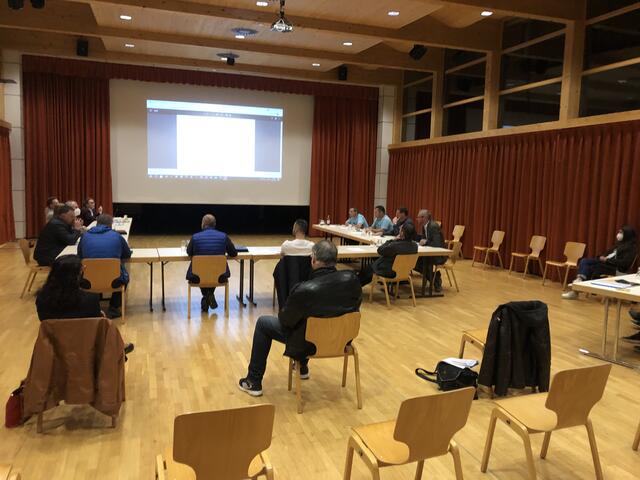 Gemeinderatssitzung in Schönwies: Nach dem Einschreiten der Polizei waren nur mehr die Mandatare, VerwaltungsmitarbeiterInnen und Pressevertreter im Gemeindesaal zugelassen.
