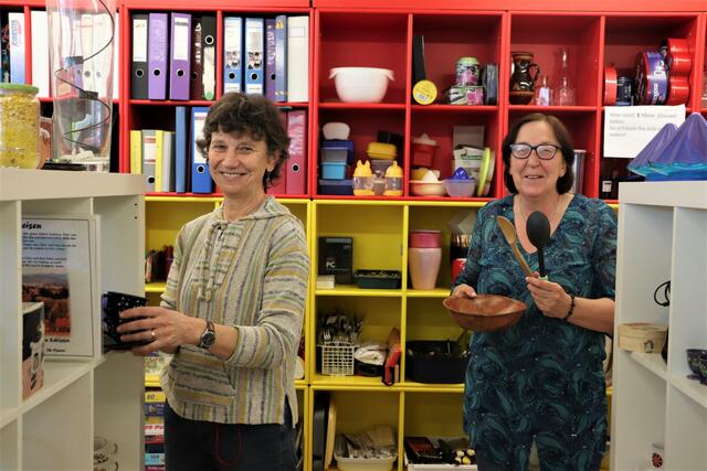 Monika Brolli (li) und Maria Pachernegg (re) betreuen mit Maria Hinterkircher und Raghda Alameri seit Mai 2019 den  Kostnix-Laden in Hart.  | Foto: Edith Ertl