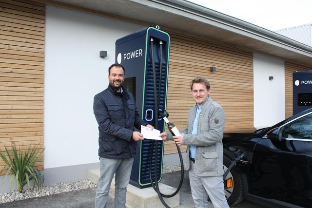Manuel Vrabel (l.) freut sich über einen Gutschein für zehn gratis Tankfüllungen, überreicht von Kevin Roscher (r.) von Steiner Bau. | Foto: Steiner Bau