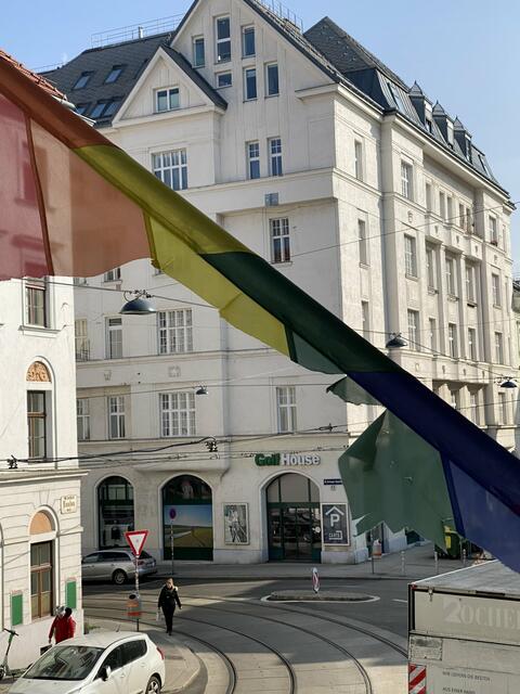 Die Flagge am Balkon des Volkskundemuseums wurde zerschnitten.