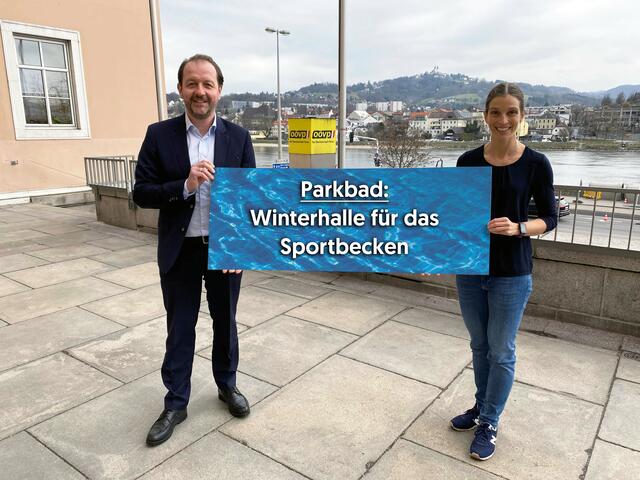 Vizebürgermeister Bernhard Baier und Klubobfrau Elisabeth Manhal von der Linzer Volkspartei werden in der nächsten Gemeinderatssitzung eine Überdachung für das Sportbecken im Parkbad beantragen. | Foto: Stadt Linz